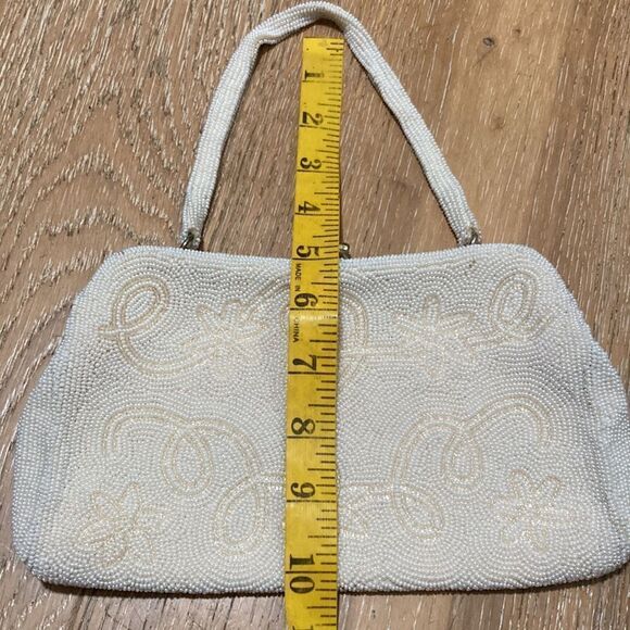Mini vintage beaded White clutch with gold kiss lock - Picture 7 of 8